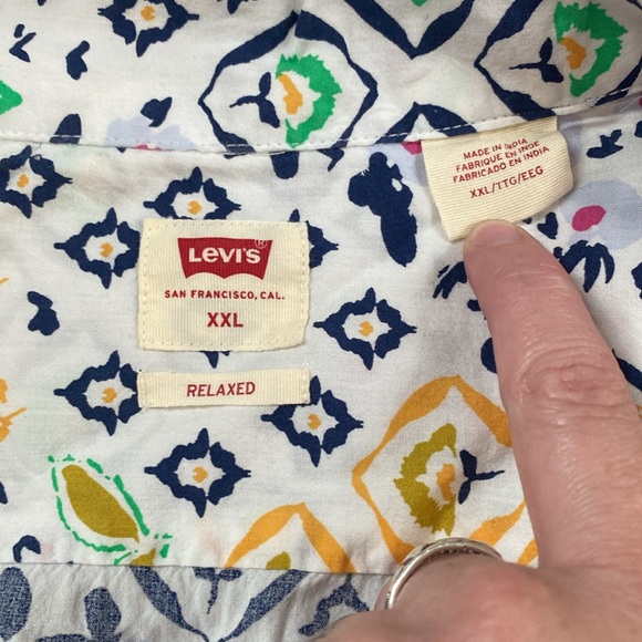 Levi’s button down - Picture 2 of 2